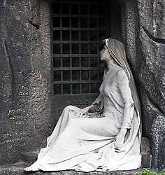 Photo of a statue, reminiscent of Madame Jeanette, in Pre Lachaise cemetry, Paris